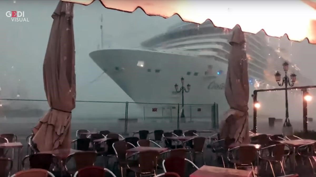 El barco 'Costa Deliziosa' pas&oacute; junto a una cafeter&iacute;a del puerto y a punto estuvo de chocar.