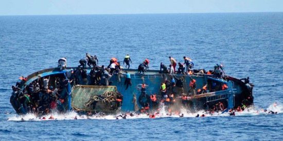 Mueren más de un centenar de migrantes que cruzaban el Mediterráneo en un bote de madera