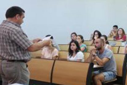 Suspenden a una opositora a maestra, pese a tener un 9, porque le vibr&oacute; el m&oacute;vil en pleno examen