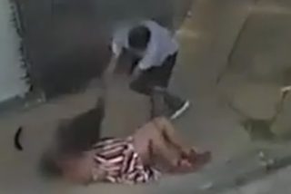 El tipo est&aacute; m&aacute;s de un minuto propinando una feroz paliza a la mujer y se caga cuando llega la Polic&iacute;a