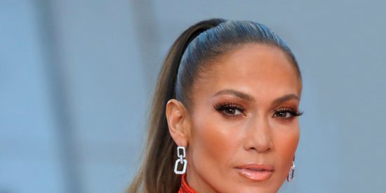 Jennifer L&oacute;pez baja la cremallera de su chupa de cuero y saca a pasear a sus 'nenas'