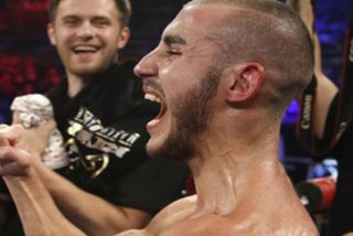 El entrenador suplica detener la pelea demasiado tarde: su boxeador se encuentra en coma