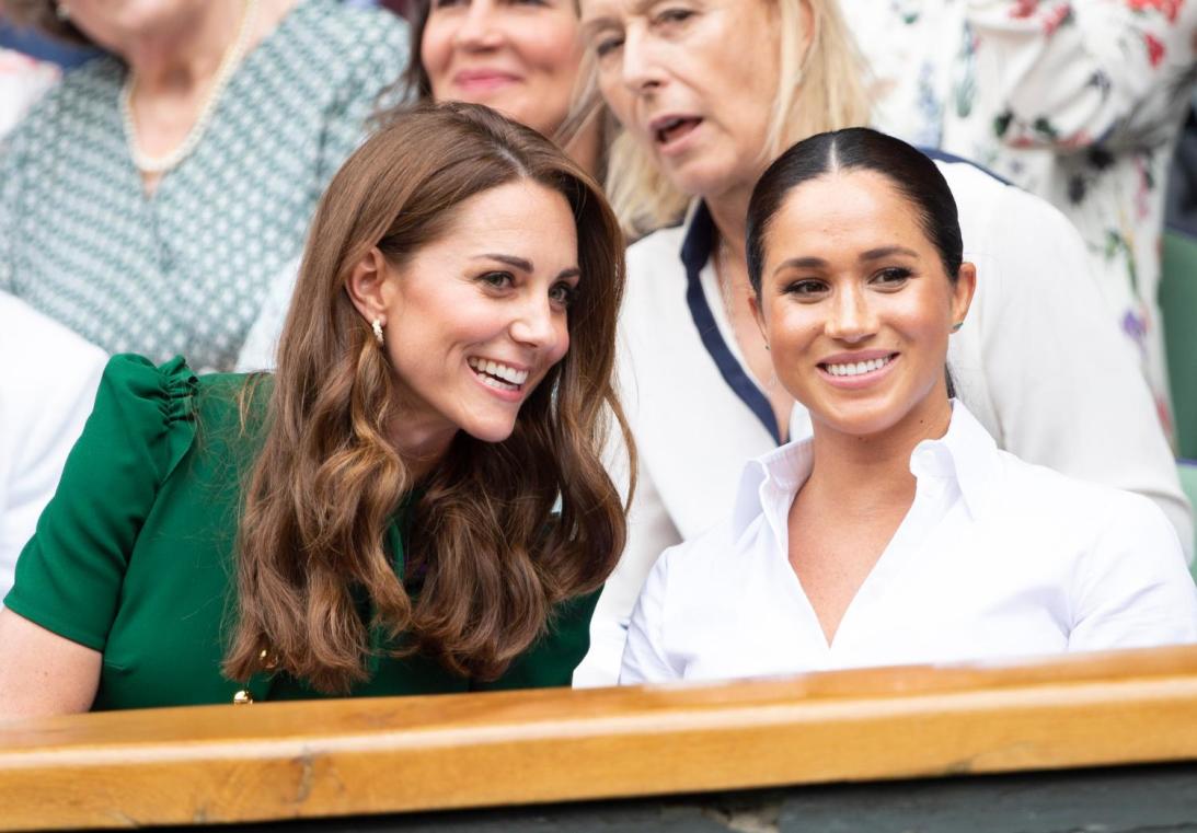 Kate Middleton y Meghan Markle sonrientes, charlatanas y bellas en el palco real en Wimbledon