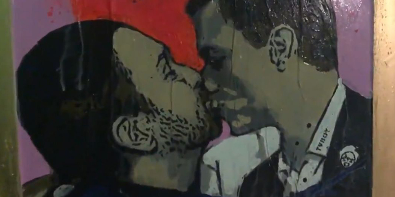 Pedro S&aacute;nchez y Pablo Iglesias 'se morrean&rsquo; en un grafiti que adorna Barcelona