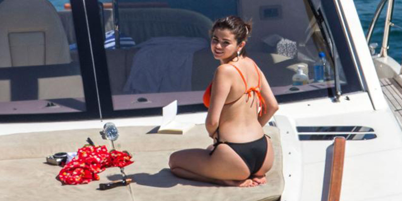 Selena G&oacute;mez pasea sus encantos en yate