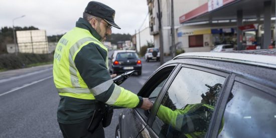 Depilarse las cejas en un sem&aacute;foro en rojo y otros 20 motivos por los que te pueden multar