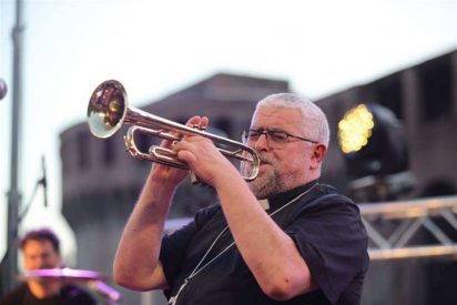 Multitudinario concierto del ‘obispo rock’ y su grupo de música en Italia