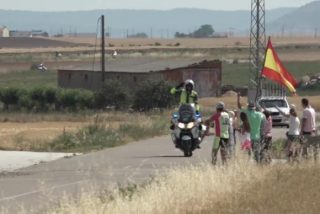 La reacci&oacute;n de un motorista de la Guardia Civil al ver en la cuneta una bandera de Espa&ntilde;a revoluciona las redes