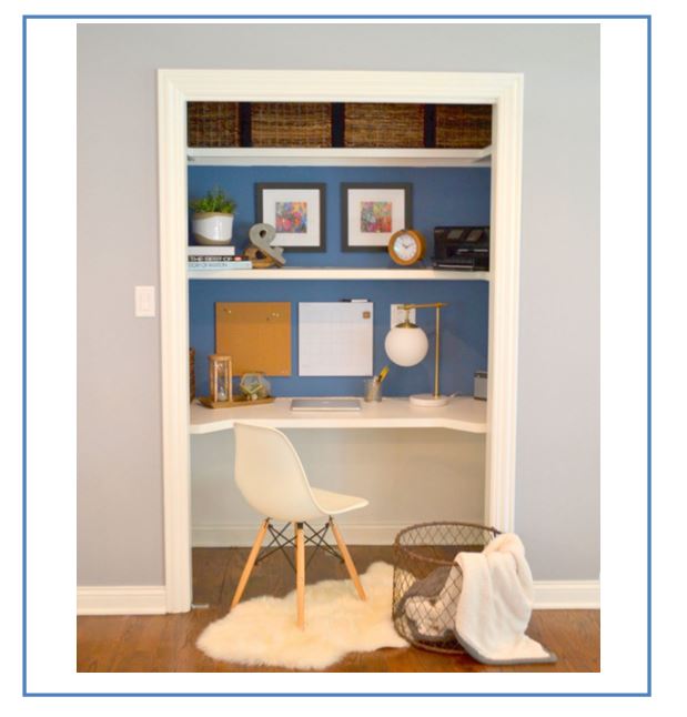 escritorio en un armario para aprovechar el espacio