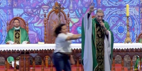 Una mujer agrede a un conocido sacerdote brasile&ntilde;o en plena misa