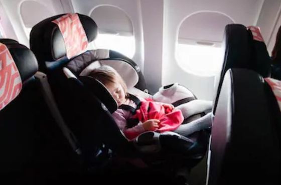 Viajar en avión con silla de bebé