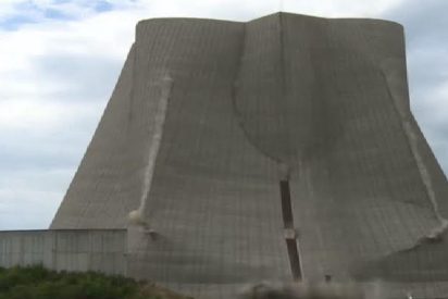 Impactantes im&aacute;genes de la demolici&oacute;n de la torre de enfriamiento de una central nuclear alemana