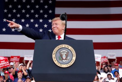 Trump se r&iacute;e descaradamente del sobrepeso de un orondo manifestante antes de ser expulsado violentamente de un mitin