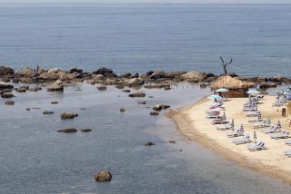 Turistas españoles se quejan de la intragable comida en un restaurante albanés y el dueño enloquecido se cuelga de su coche en marcha