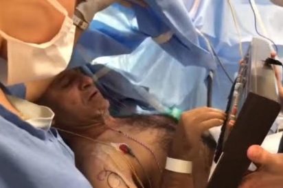 As&iacute; operan de un tumor cerebral a un m&uacute;sico mientras toca tranquilamente el piano
