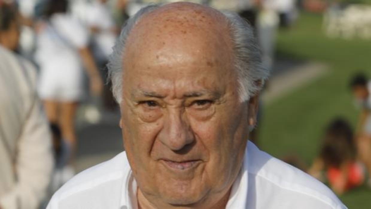 Las vacaciones de Amancio Ortega, el sexto hombre m&aacute;s rico del mundo: del bar al barquito