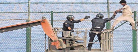 Todo es impostura en S&aacute;nchez: Ahora duda si entregar a Marruecos a los 155 del asalto a Ceuta, tras devolver a 8 en caliente