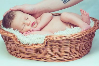 El beb&eacute; salta 'al vac&iacute;o' mientras sus padres hacen el tonto en internet