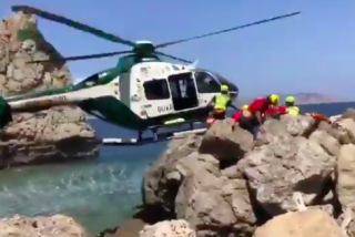 V&iacute;deo: un grupo de guardia civiles se juega la vida para rescatar de la muerte a una ni&ntilde;a de 8 a&ntilde;os