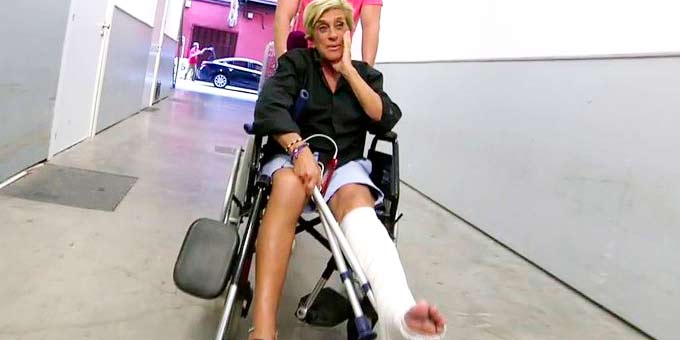 Chelo Garcia Cortes sale del hospital en silla de ruedas y con 28 puntos de sutura en la pierna