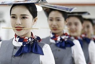 El s&aacute;dico empresario chino que hace beber sangre de pollo y comer pescado vivo a sus empleados