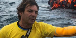 El dueño del Open Arms, Óscar Camps, salva inmigrantes pero abandona a sus empleados