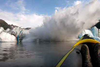 Graban el instante en el que un glaciar colapsa sobre su kayak: "Estamos vivos de milagro"