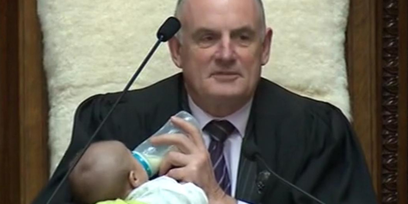El presidente del parlamento de Nueva Zelanda da el biber&oacute;n al beb&eacute; de un diputado durante el pleno