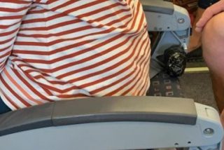 Esc&aacute;ndalo EasyJet: Publican esta foto en la que se ve a una mujer en un asiento sin respaldo y la compa&ntilde;&iacute;a pide borrarla