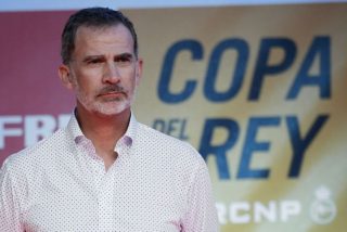 Un paparazzi pesado y muy maleducado molesta al rey Felipe en Mallorca
