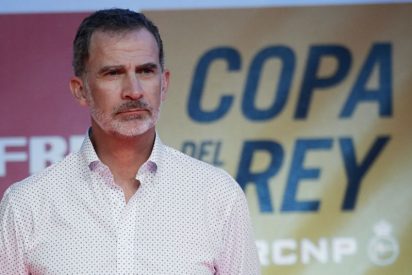 Un paparazzi pesado y muy maleducado molesta al rey Felipe en Mallorca