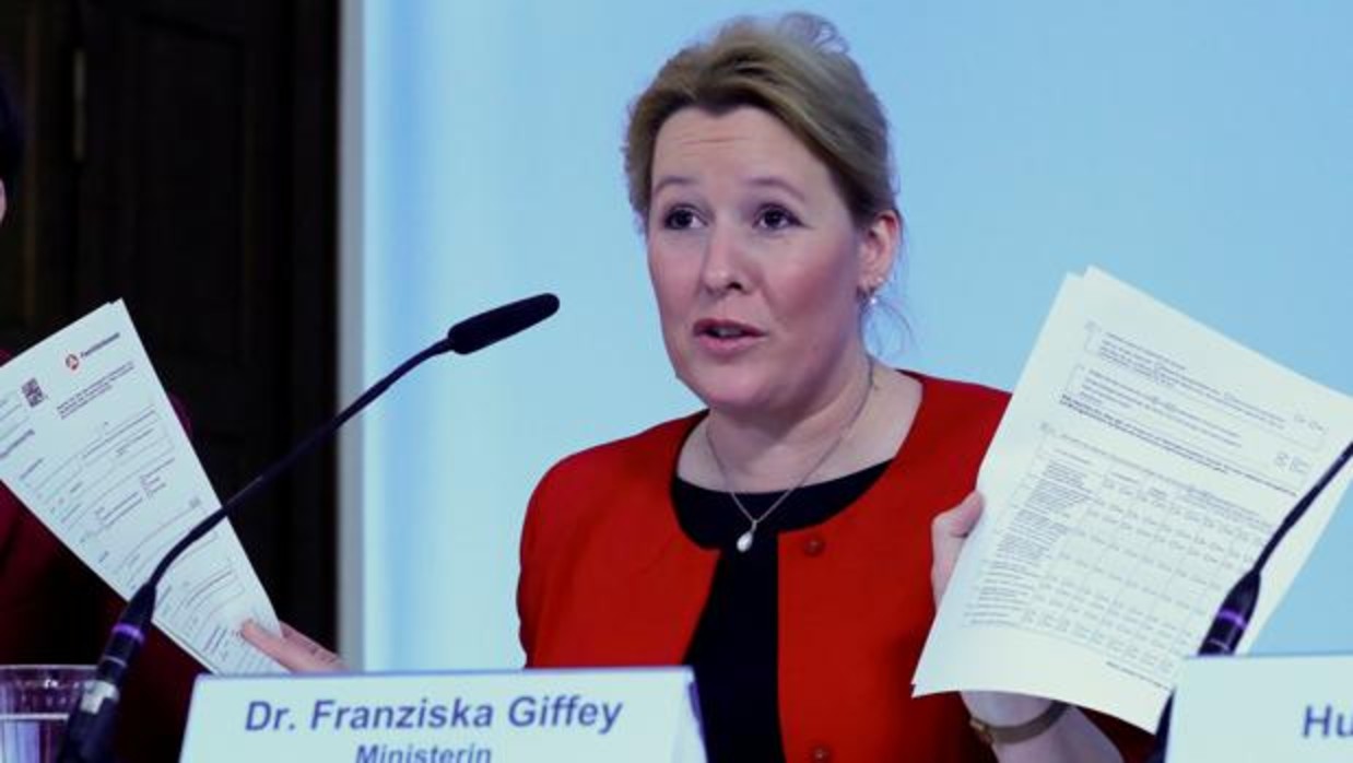 Mensaje a Pedro S&aacute;nchez: La 'mera sospecha' de que plagi&oacute; su tesis 'inhabilita' a la ministra alemana de Familia