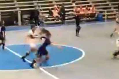 Un 'fantasma' irrumpe en un partido de f&uacute;tbol sala femenino y las jugadores logran arrebatarle el bal&oacute;n