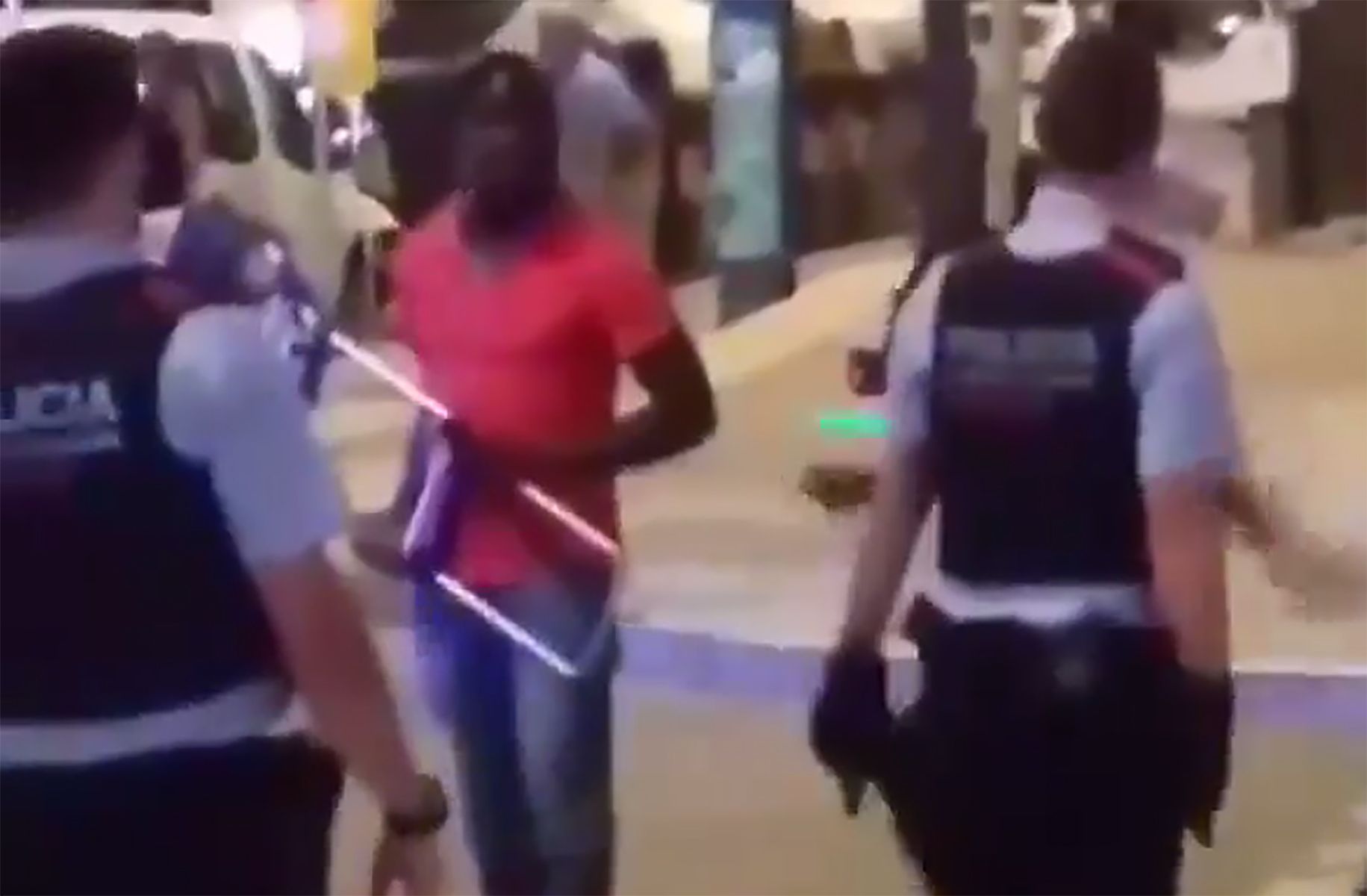 Los manteros corren a sillazos a los Mossos catalanes