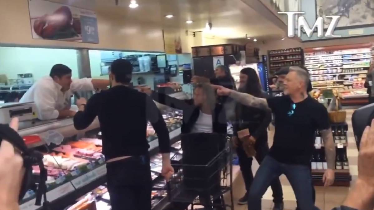 Recuperan el extraordinario v&iacute;deo viral de Metallica cantando en un supermercado