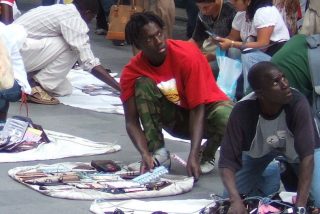 Los manteros se cuelan en el Metro de Barcelona... porque lo dice Colau