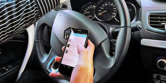 Conducir mirando el móvil dispara el número de atropellos