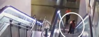 Estos dos vigilantes de seguridad propinan una paliza a un 'intruso' en una estaci&oacute;n de metro en Madrid