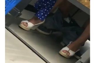 Una pareja se pone a fo***r en un probador de Decathlon