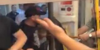 Brutal pelea masiva entre hinchas del City y el Liverpool en el metro de Londres