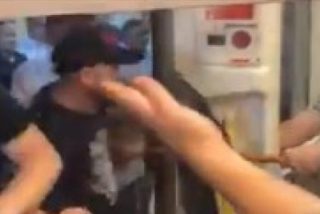 Brutal pelea masiva entre hinchas del City y el Liverpool en el metro de Londres
