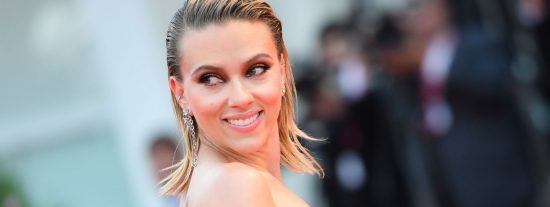 La bella Scarlett Johansson y la leve raja de su falda arrasan en el Festival de Venecia