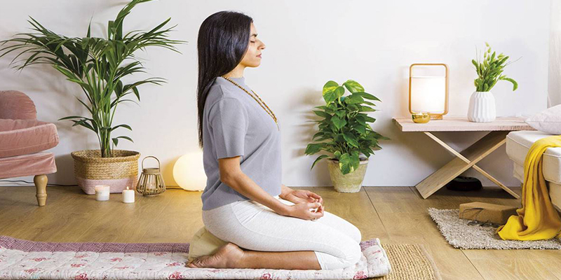 Cómo sentarse sobre el cojín de meditación y evitar malas posturas