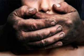 Tres okupas subsaharianos violan en grupo a una mujer en un portal de Murcia