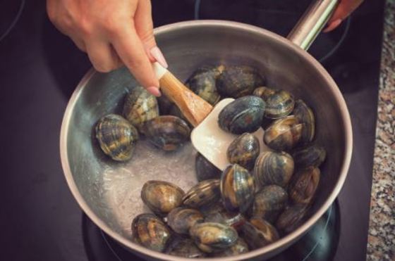 Espaguetis con almejas o a la vongole