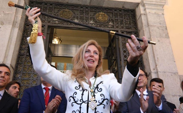 La alcaldesa socialista de Castell&oacute;n se marca un 'Carmena': se compra dos coches oficiales tras prometer que solo usar&iacute;a &laquo;sus zapatos&raquo;