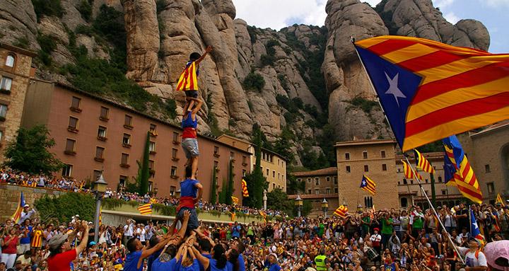 Su 'nueva religi&oacute;n': una generaci&oacute;n entera de catalanes abandona el cristianismo para adorar al independentismo