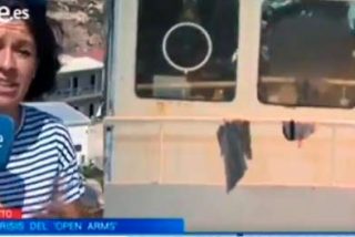 Una reportera de Televisión Española tiene que cortar un directo al picarle una avispa