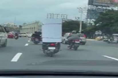 Un motorista filipino se salta las normas de tr&aacute;fico "a la torera" cargando con un gigantesco paquete
