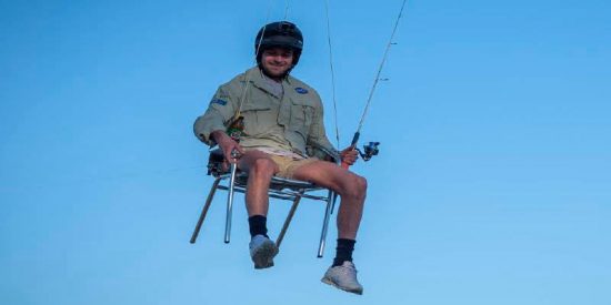 Australiano con recursos y mucha imaginaci&oacute;n se dedica a pescar colgado en un dron